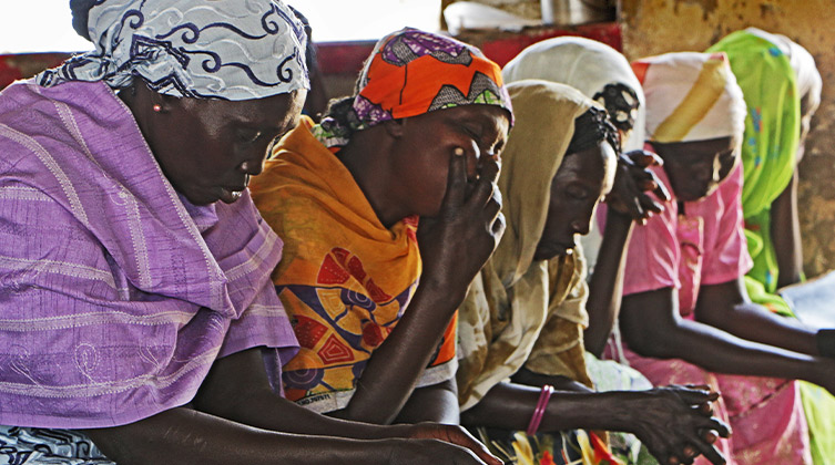 Sudańskie chrześcijanki modlą się podczas seminarium