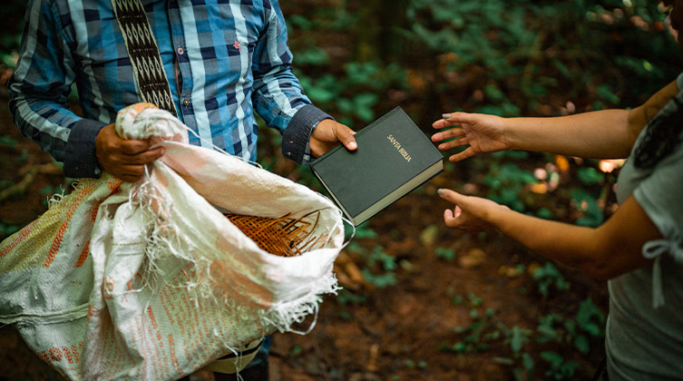 przekazywanie Biblii w Kolumbii