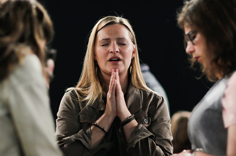 MDM 2022 - Kobieta modląca się za prześladowanych chrześcijan