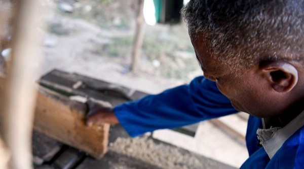 Mężczyzna pracuje przy maszynie.