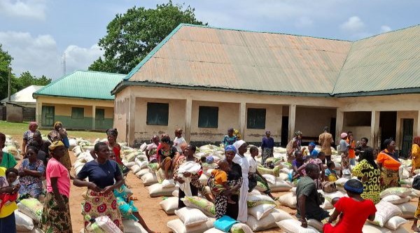  Gmina otrzymuje pomoc doraźną. Przed budynkiem gminy ustawiono liczne produkty spożywcze.