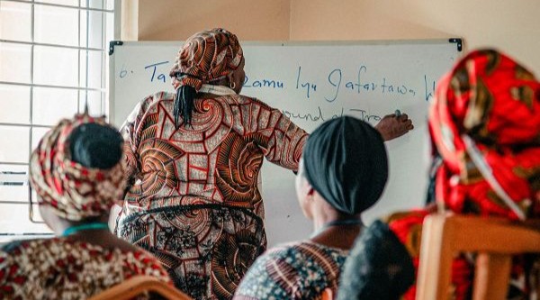  Wgląd w seminarium poświęcone traumie w Afryce Subsaharyjskiej. Kilka kobiet siedzi w sali lekcyjnej.
