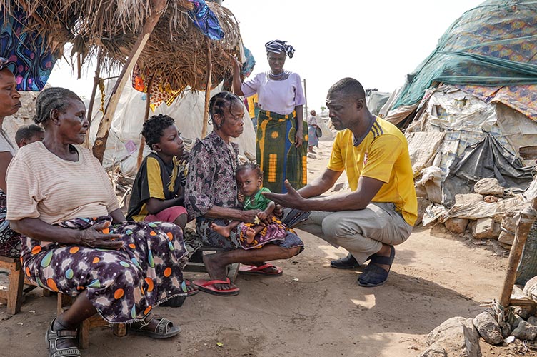 Pastor Benjamin Barnabas modli się w obozie dla uchodźców za prześladowane siostry i braci w wierze.
