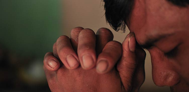 Zdjęcie: Modlący się chrześcijanin z Wietnamu.