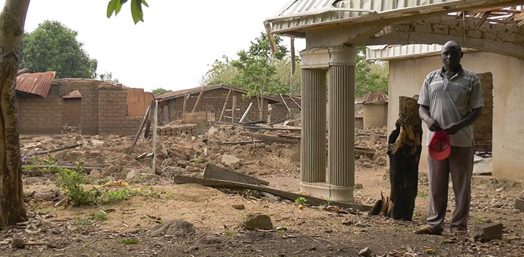 Nigeria: Chrześcijanin przed zniszczonym domem na południe od Kaduna