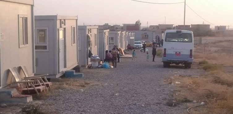 Zdjęcie: Obóz dla uchodźców w małej wiosce na północ od Telskuf. Prawie wszystkie kontenery  były puste - teraz chrześcijańskie rodziny musiały ponownie w nich zamieszkać.