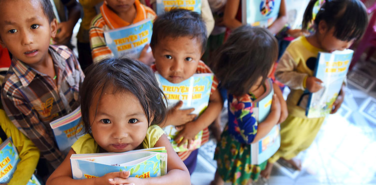 Zdjęcie: Biblie dla dzieci z Wietnamu