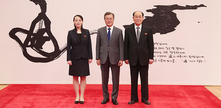 Zdjęcie: Kim Yo-Jong (po lewej) na spotkaniu z prezydentem Korei Południowej Moonem Jae-Inem (po środku) i Kim Yong-Nam (po prawej)  (źródło: https://www1.president.go.kr/articles/2314)
