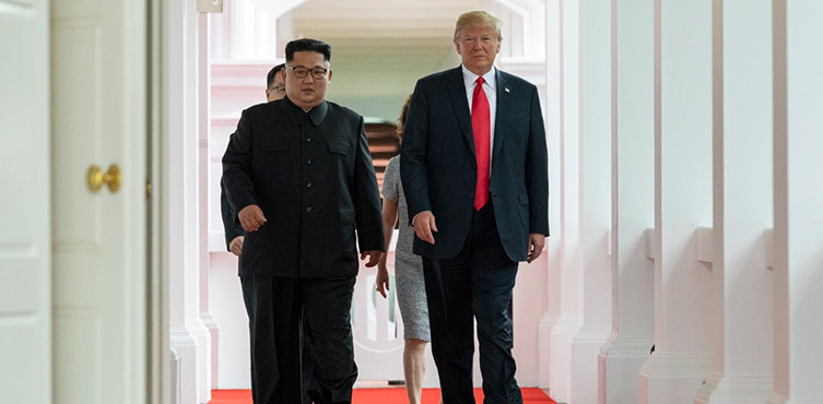 Zdjęcie: Kim Jong Un i Donald Trump na spotkaniu w Singapurze (źródło: Dan Scavino Jr./Assistant to @POTUS).