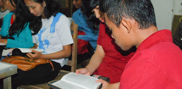 Zdjęcie: Młodzi ludzie z chrześcijańskiej społeczności indonezyjskiej