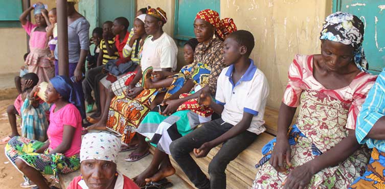 Zdjęcie: Po śmiertelnych atakach na wioski chrześcijan w nigeryjskim stanie Plateau tysiące chrześcijan uciekło. Około 3000 z nich odwiedzili pracownicy Open Doors w dwóch obozach dla uchodźców, aby zapewnić im żywność. Wielu chrześcijan jest - jak widać na zdjęciu - poważnie straumatyzowanych. Media zachodnie opisują takie incydenty jak konflikty nie, jako zbrodnie dokonywane na chrześcijanach, ale raczej konflikty między rolnikami a pasterzami. Jednak autorami ataków są zazwyczaj hodowcy bydła z plemienia Fulani, a także terroryści Boko Haram, który realizują strategię wydalania i eksterminacji, wymierzoną głównie przeciwko chrześcijańskim rolnikom. Wydaje się, że celem ataków stają się osoby zajmujące tereny uprawne jak również uczestnicy nabożeństw.