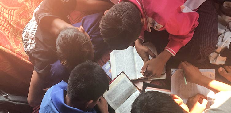 Zdjęcie: Młodzi ludzie z Myanmaru studiujący Biblię