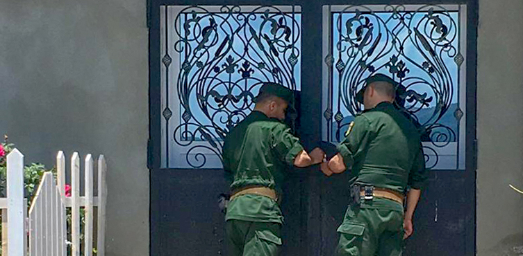 Policjanci zamykają drzwi kościoła w Algierii