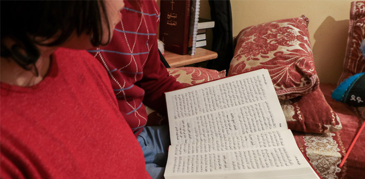 Zdjęcie: Halima i Aziz razem czytają Biblię