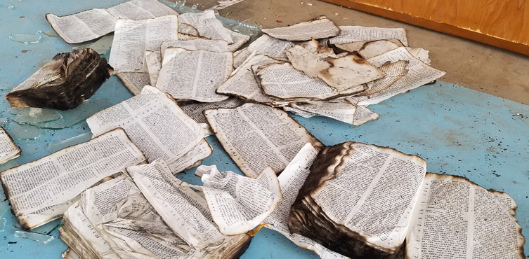Zdjęcie: spalona Biblia w kościele w Alabie