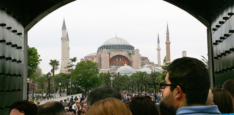 Zdjęcie: Hagia Sophia w Stambule - dawniej największy kościół na świecie został przekształcony w meczet w XV wieku i w muzeum w latach 30-tych ubiegłego wieku; teraz prezydent Erdogan chce zamienić go z powrotem w meczet.