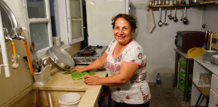 Zdjęcie: Dzięki wsparciu Open Doors, ta kobieta może znowu korzystać ze swojej kuchni.