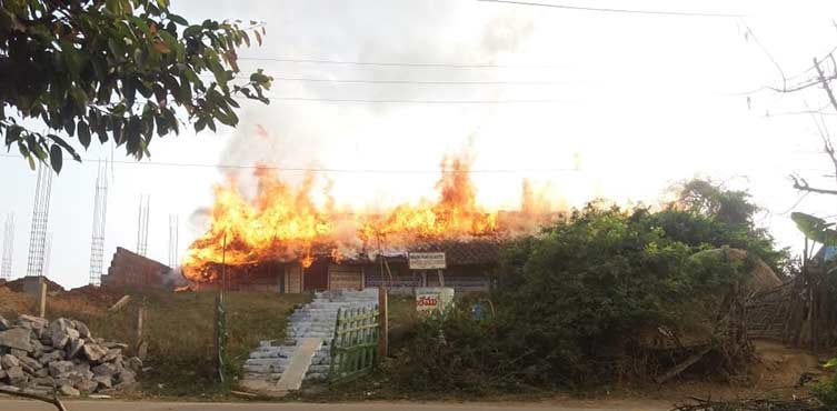 Zdjęcie: Jacob otrzymał wiele gróźb ze strony mieszkańców wsi. W styczniu spalono jego kościół i dom.