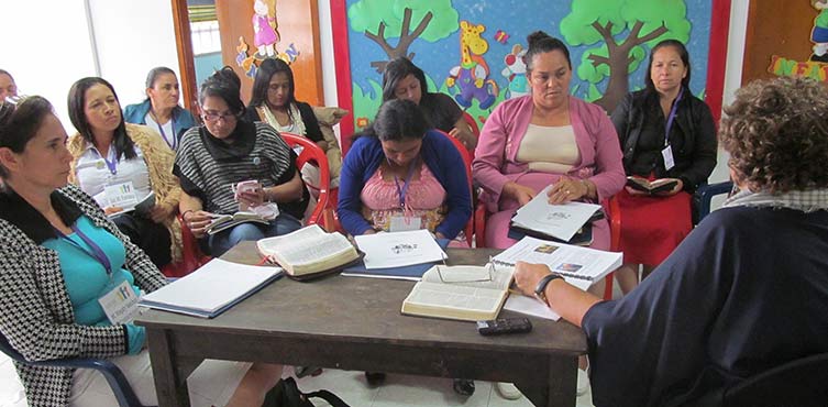 Zdjęcie: Kobiety studiujące Biblię podczas seminarium na temat zranień prowadzone przez Open Doors w Kolumbii.