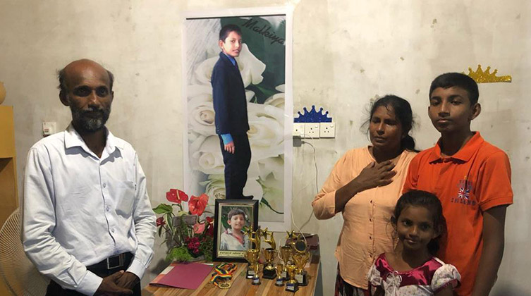 Kumaran i jego rodzina opłakują 12-letniego Malkiya