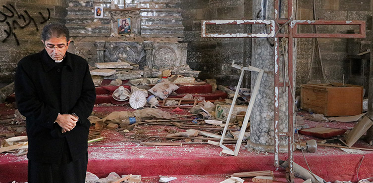 Iracki duchowny George w kościele zniszczonym przez IS w Batnaya