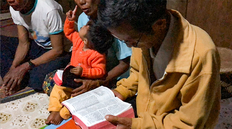 Zdjęcie symboliczne: Pastor prowadzący studium biblijne w kościele domowym