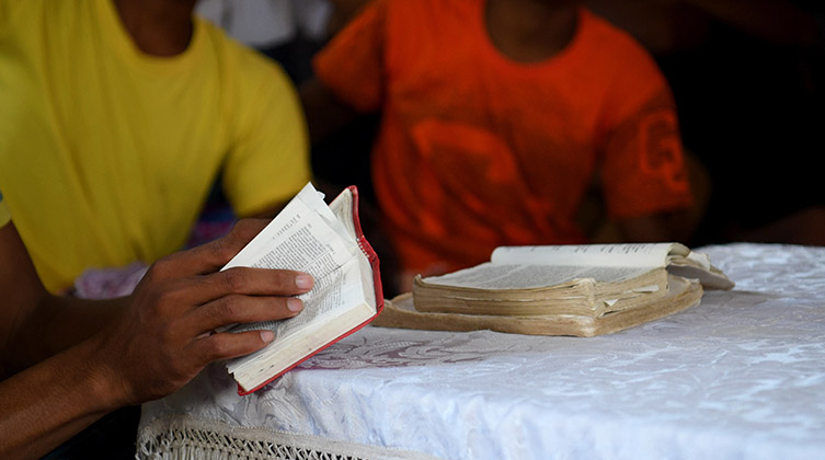Zdjęcie: Filipińscy chrześcijanie czytają Biblię (zdjęcie symboliczne)