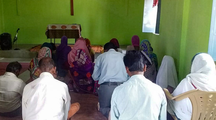 Zdjęcie: Spotkanie modlitewne w indyjskim kościele (zdjęcie symboliczne, wykonane przed 2020 r.)