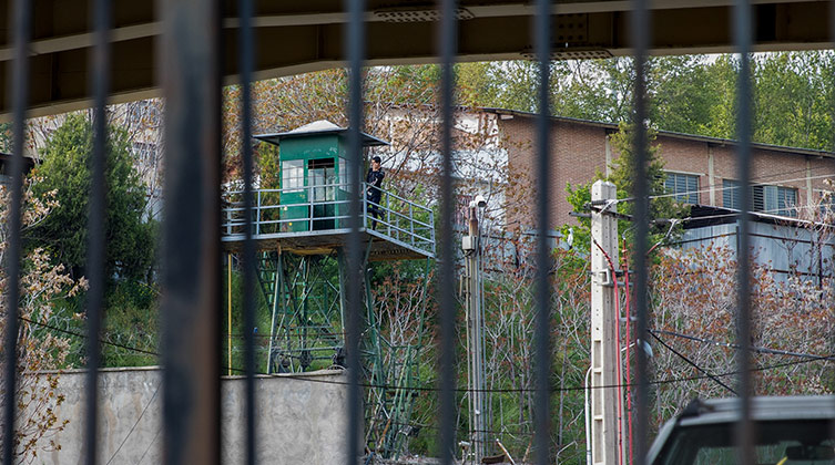 Chrześcijanie odsiadują wieloletnie wyroki w więzieniach (Zdjęcie symboliczne: widok na więzienie Evin w Teheranie)