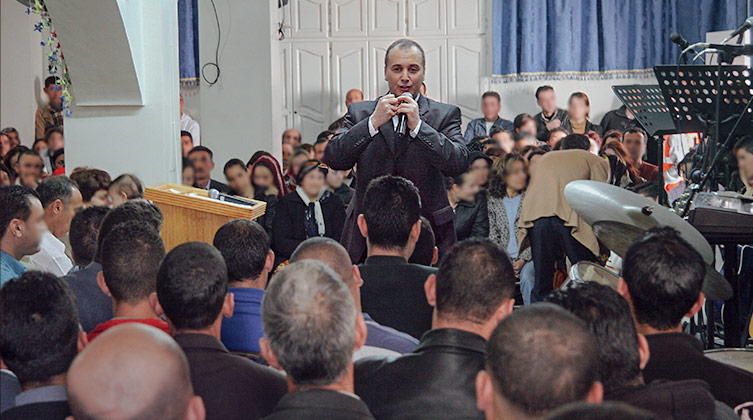 Pastor Salah w trakcie spotkania z chrześcijanami w Algierii