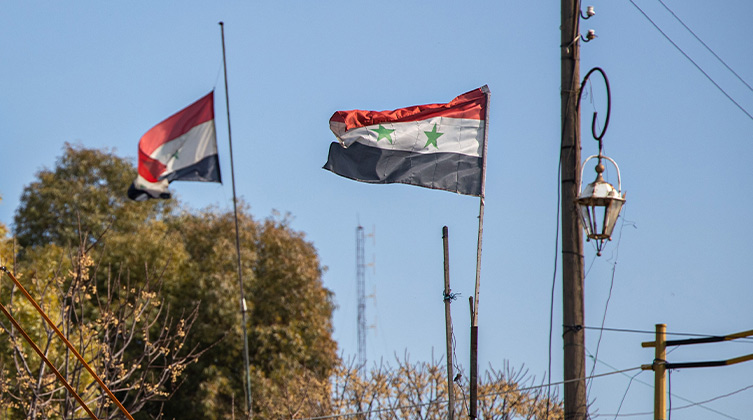 Flaga syryjska na punkcie kontrolnym w Qamishli w pobliżu granicy turecko-syryjskiej (zdjęcie symboliczne)