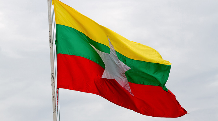 Flaga Mjanmy: w kraju trwa wojna domowa, w której głównymi ofiarami są chrześcijanie