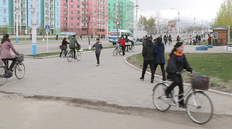 Szerokie ulice, niewiele samochodów: codzienne życie w północnokoreańskim mieście (zdjęcie symbolicznie)