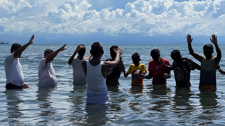 W trakcie uroczystości 36 uczestników przyjęło chrzest, potwierdzając swoją wiarę w Jezusa.
