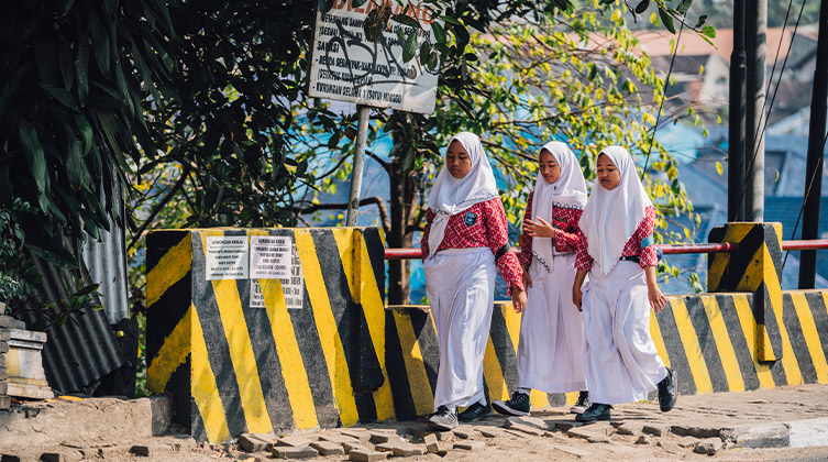 Dziewczęta w Indonezji w drodze do szkoły (zdjęcie symboliczne)