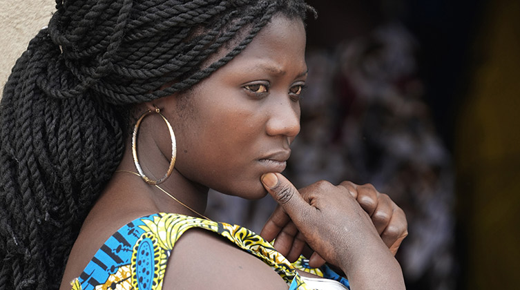 Najgorętszym pragnieniem Sary jest to, aby jej rodzice uwierzyli w Jezusa Chrystusa (zdjecie symboliczne: młoda kobieta we DRK).