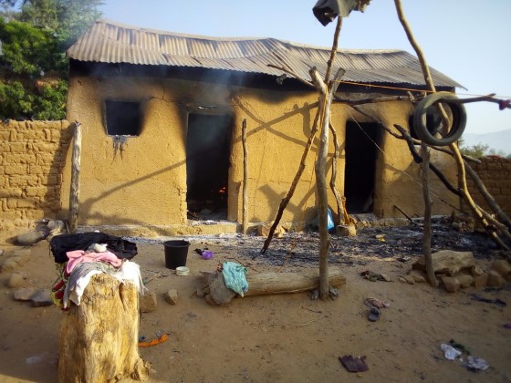 Zniszczony dom w trakcie ataku Boko Haram