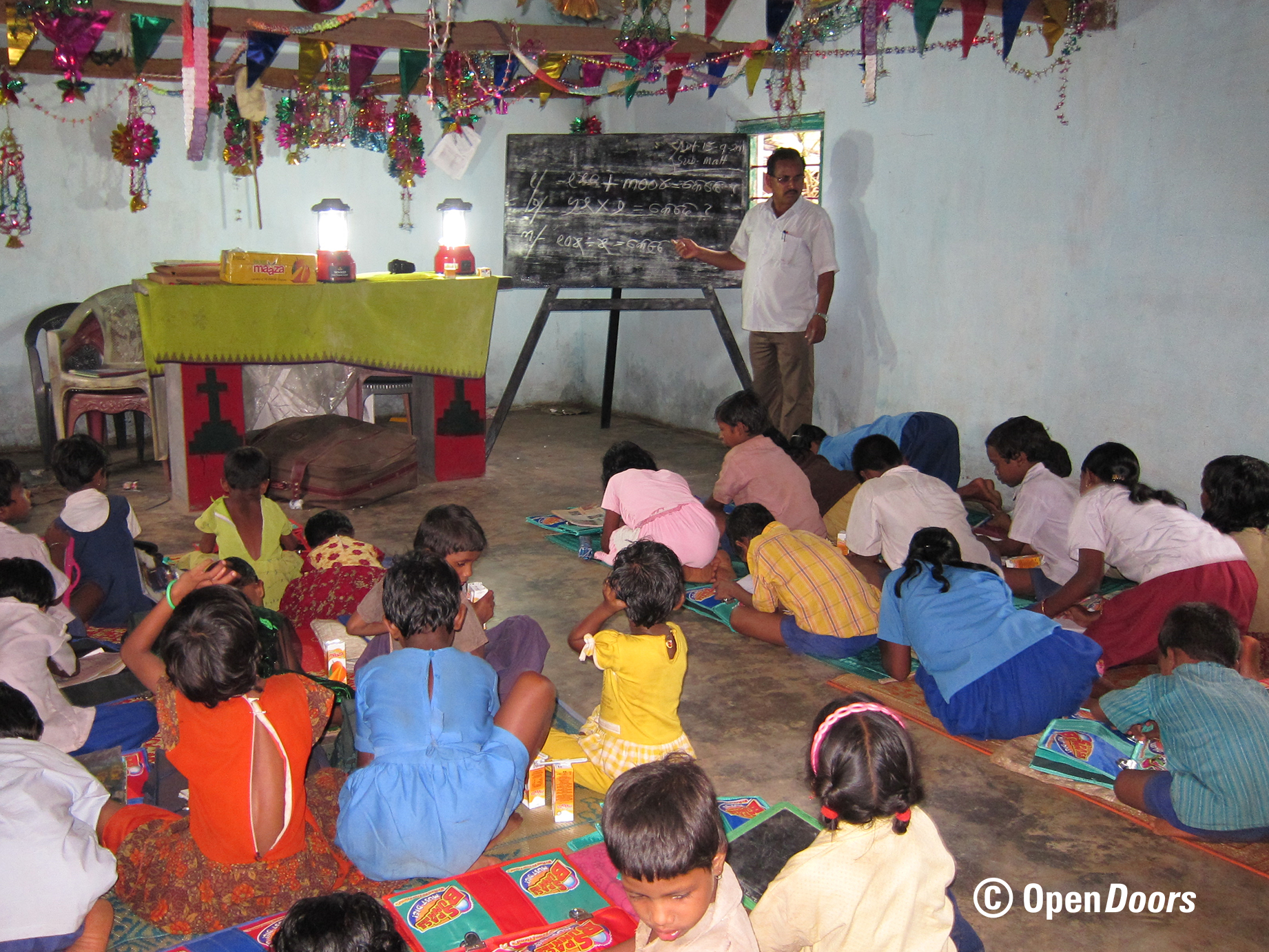 Open Doors wspiera zakładanie szkół dla dzieci chrześcijańskich w Kandhamal, które były dyskryminowane w szkołach publicznych ze względu na swoją wiarę. Do szkół otwieranych z pomocą Open Doors mogą uczęszczać zarówno dzieci chrześcijan jak również hinduistów. 