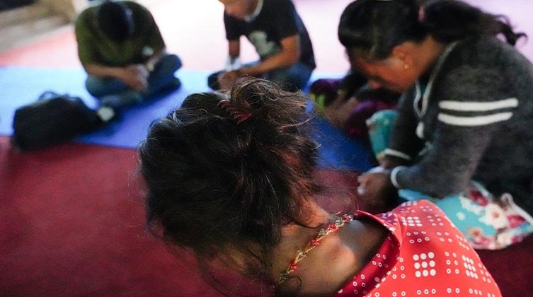 NEPAL: Ekstremiści zakłócają spotkania kościoła i grożą jego spaleniem