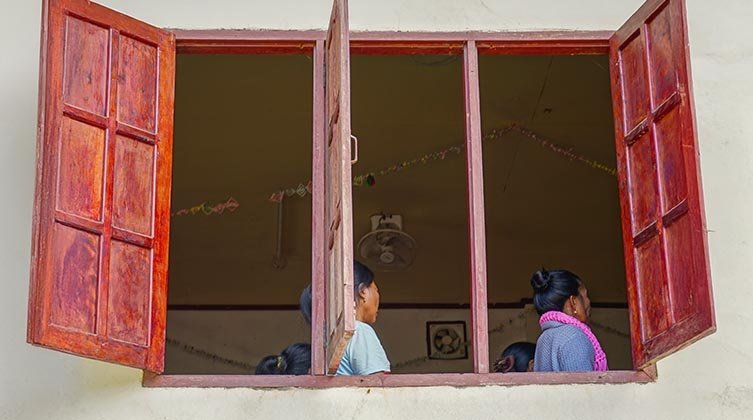 LAOS: przesłuchania, wezwania i ścisła kontrola