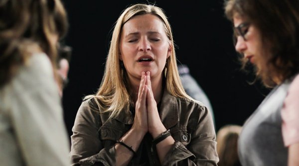 MDM 2022 - Kobieta podczas modlitwy