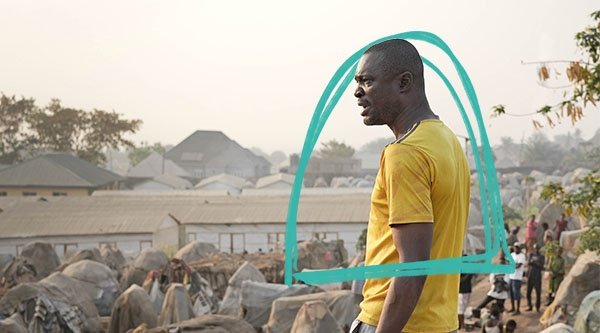 Pastor Barnabas stoi na wzgórzu przed obozem dla uchodźców w Nigerii.