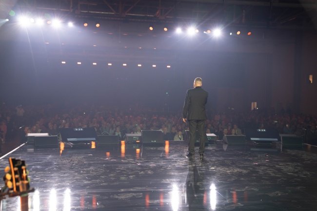 Zdjęcia z Dnia Open Doors 2025 w EXPO Łódź z dnia 8 listopada. To było piękne święto, czas modlitwy, uwielbienia i świadectw z prześladowanego Kościoła.