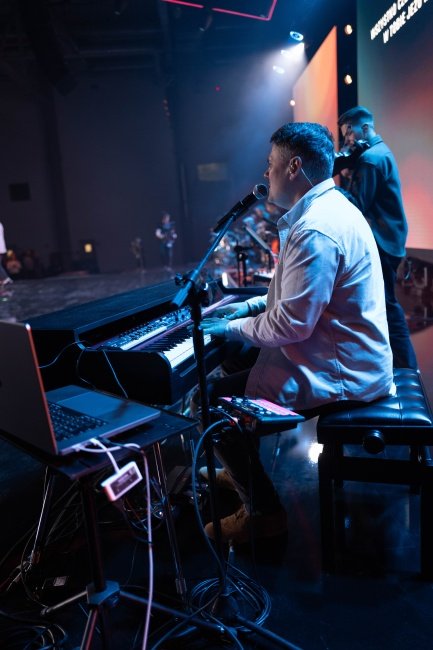 Zdjęcia z Dnia Open Doors 2025 w EXPO Łódź z dnia 8 listopada. To było piękne święto, czas modlitwy, uwielbienia i świadectw z prześladowanego Kościoła.