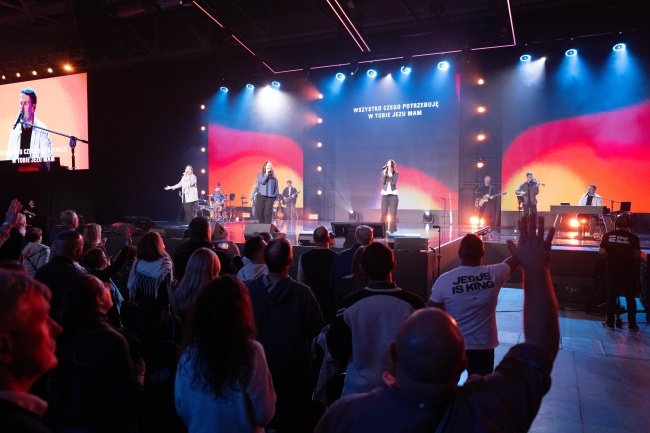 Zdjęcia z Dnia Open Doors 2025 w EXPO Łódź z dnia 8 listopada. To było piękne święto, czas modlitwy, uwielbienia i świadectw z prześladowanego Kościoła.