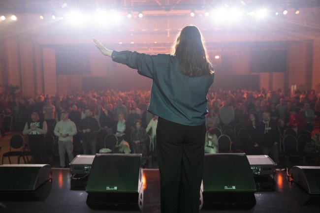 Zdjęcia z Dnia Open Doors 2025 w EXPO Łódź z dnia 8 listopada. To było piękne święto, czas modlitwy, uwielbienia i świadectw z prześladowanego Kościoła.